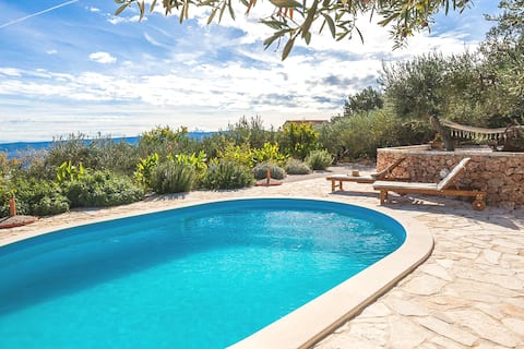 Heavenly Views & Heated Pool: Zlatni San Retreat