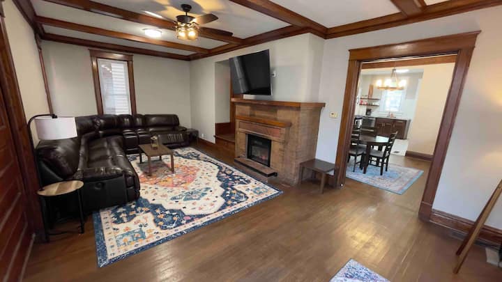 غرفة معيشة رئيسية مع غرفة للعائلة بأكملها ، ثم بعضها على هذه الأريكة المتكئة الضخمة.  شاهد فيلمًا واستمتع بالمدفأة الجديدة!