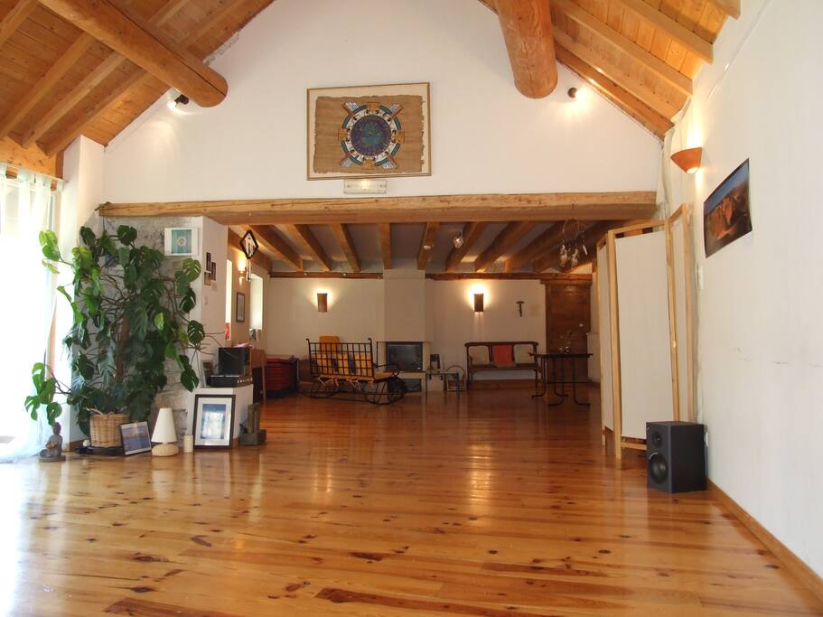 La grande salle avec cheminée