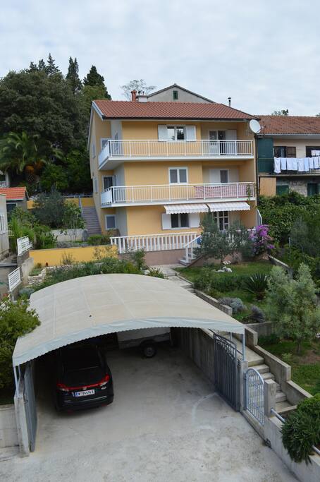 Kuca Ljube mit Garten und Garagenansicht