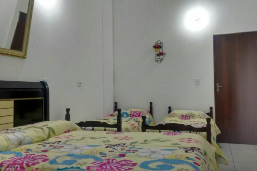 01 cama de casal e 02 de solteiro.