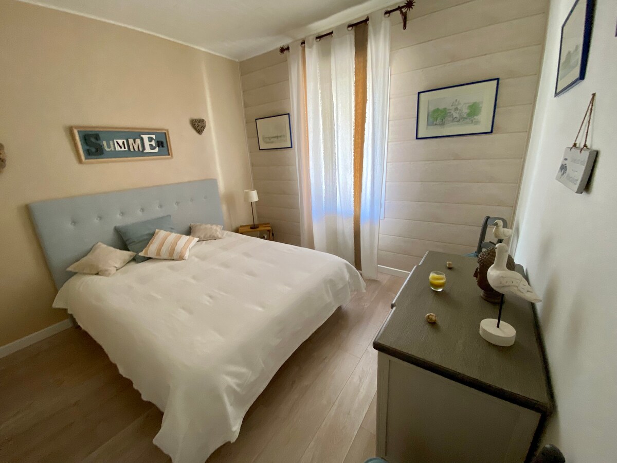 غرفة نوم تضم سرير كوين