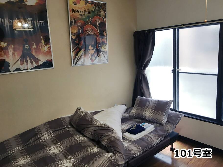 各部屋に窓が有り風が入り衛生的である。
There is a window in each room, wind enters and it is hygienic.
各部屋は鍵が有り個室である。
Each room has a key and is a private room.