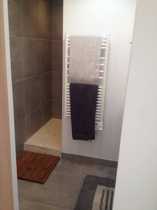 salle de bain avec douche à l'italienne