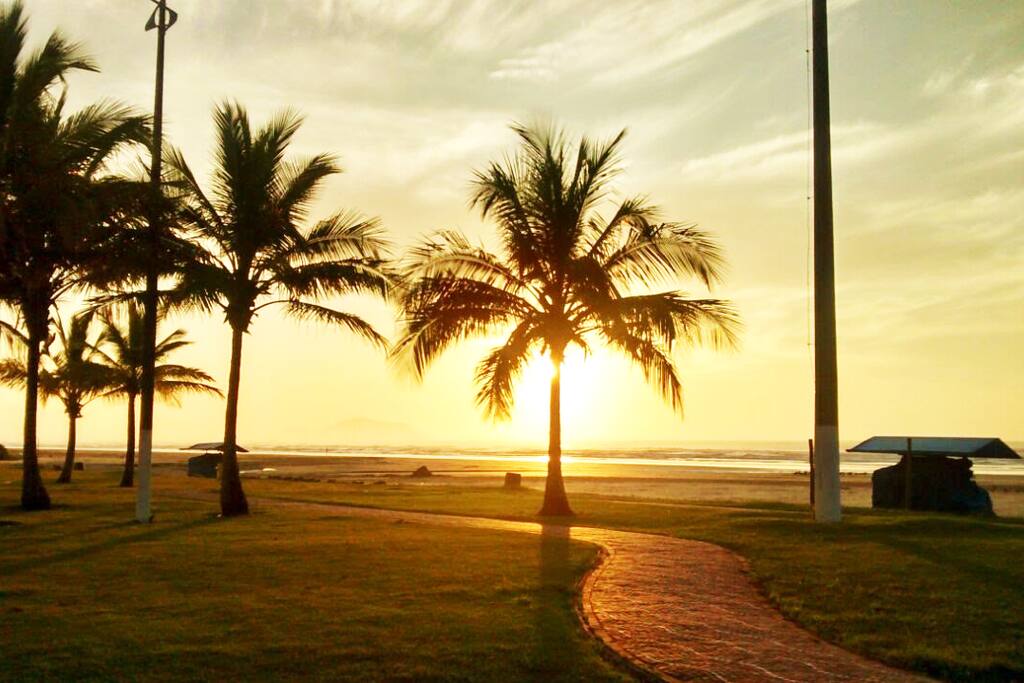 Seja bem vindo (a) ao paraíso! Fique à vontade para entrar e visitar o nosso aconchegante apartamento pertinho da praia :)