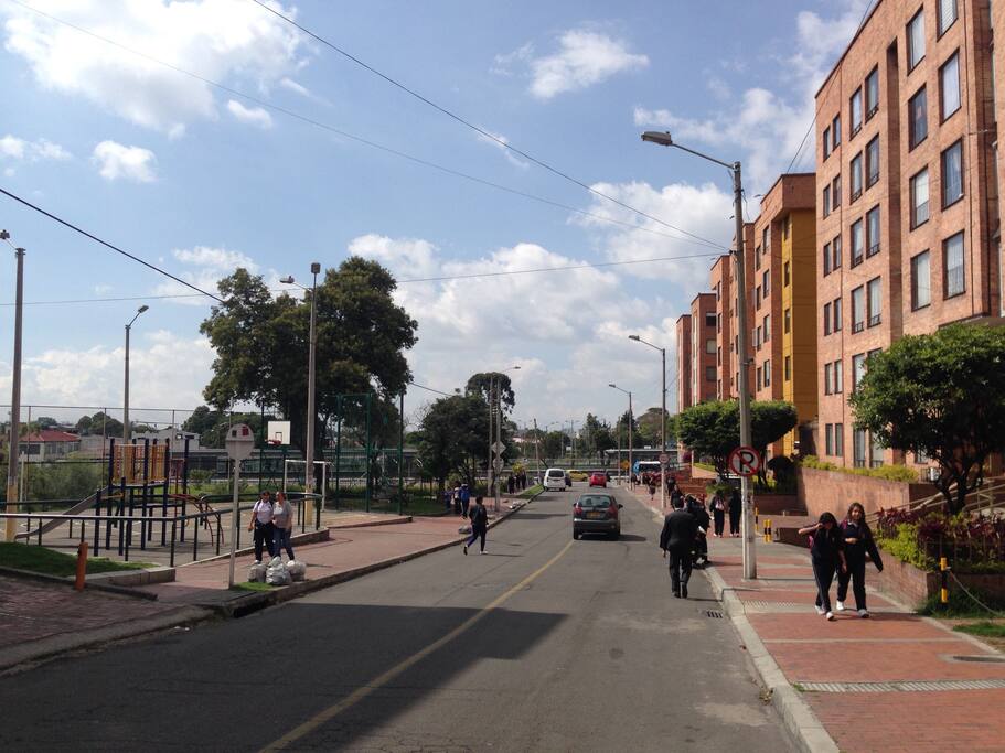 A media cuadra de la estación de Transmilenio