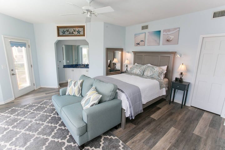 ห้องนอนขนาดใหญ่อีกห้องบนชั้น 3 พร้อมเตียงควีนไซส์และห้องน้ำในตัว