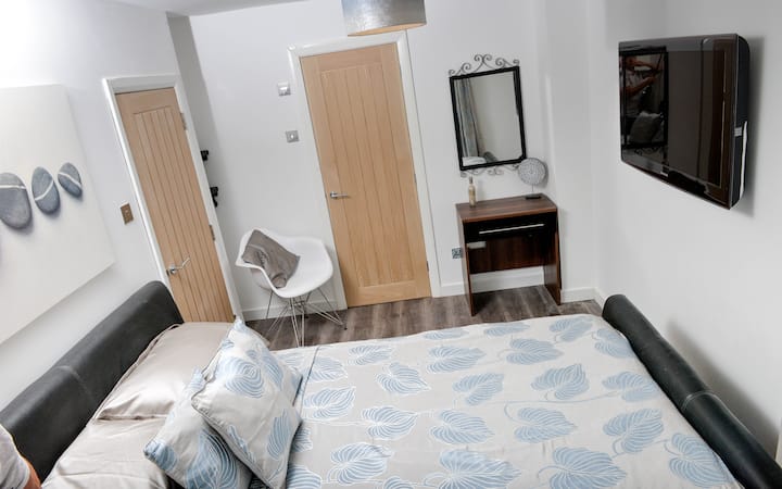 4号卧室（ 1张2米宽双人床） ，一楼下层设有套房（淋浴间、水槽和卫生间）。