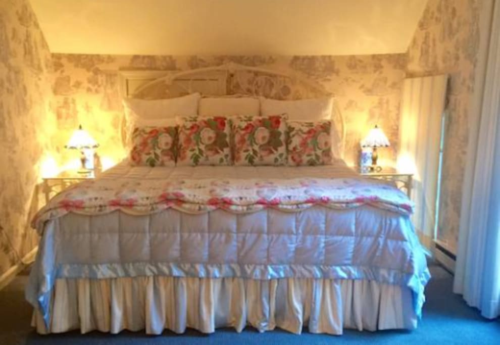 king bed w/ walk in closet on 2nd floor, has TV and love seat. Attached 2nd floor laundry and full bath
