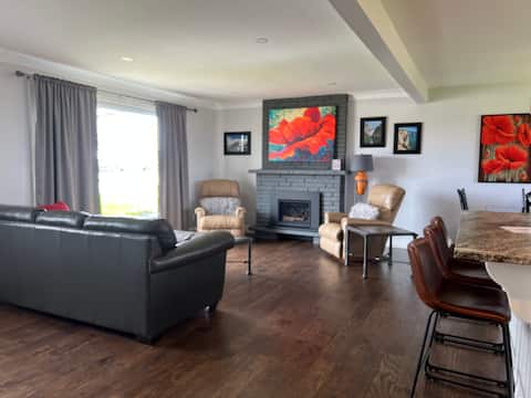 Top Airbnb: Private and Perfectly Positioned home. in Kingston