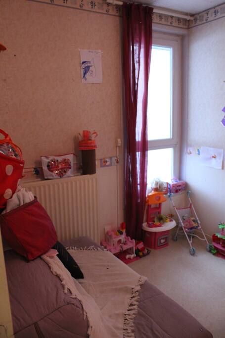 chambre d'enfant avec lit d'enfant et modulable avec un canapé-lit