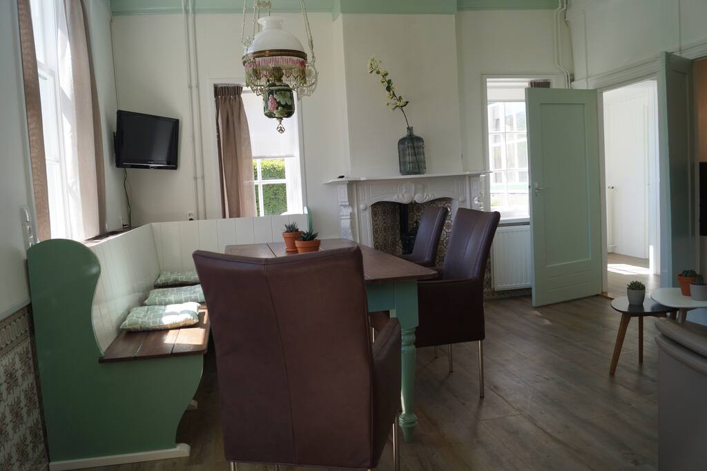 De woonkamer waar u de hele dag zon hebt.