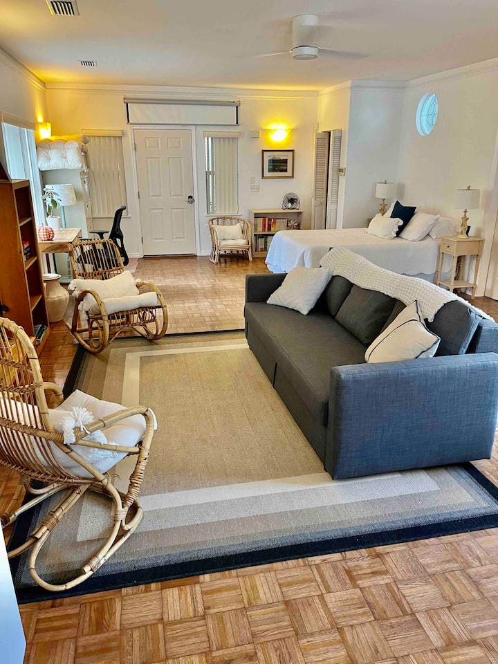 Კარი, რომელსაც ხედავთ, მისასვლელი გზისკენ მიდის.