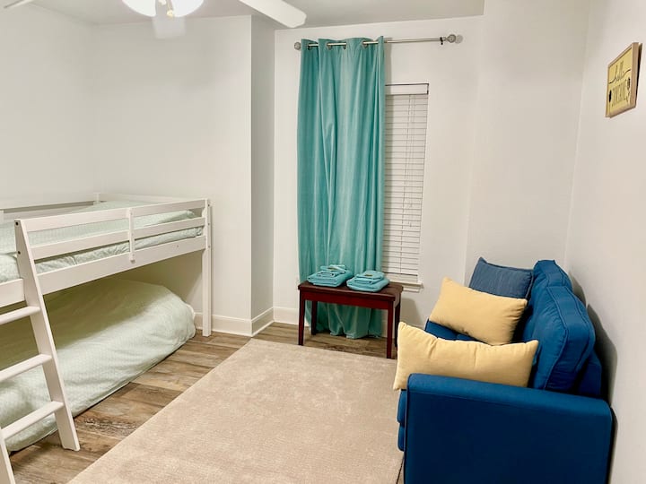 Literas. A los niños les encanta. Vista lateral de la ventana de la bahía. ¡Sofá cama doble adicional disponible, así como un pequeño escritorio para aprendizaje remoto/artes y diversión!