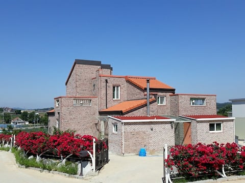 A place where you can rest comfortably with family and friends
This is a rural house with rose bloss