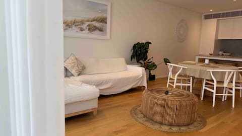 Top Airbnb: Honeysuckle Delight| Heated Pool, Gym, Sauna in Newcastle