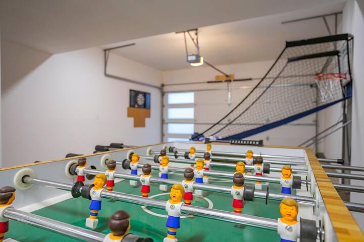 2 NEW homes! Sleeps 22! 5 minutes to Broadway & DT gallery image 5