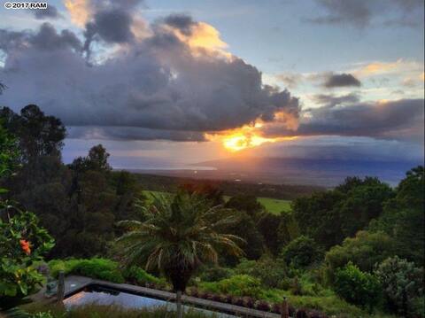 Luxury Upcountry retreat  with breathtaking views!