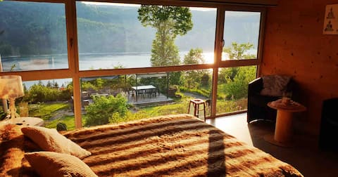 Spacious 3* rooftop chalet with panoramic lake view