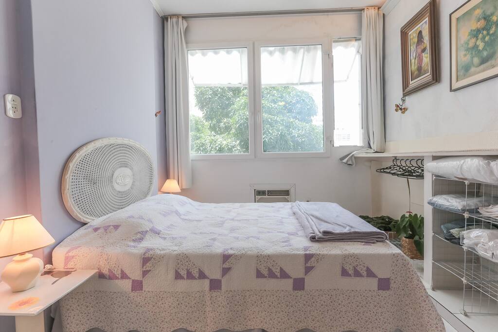 Quarto: Cama Quenn, armários aramados + cabideiro, janela anti ruído, vista livre e indevassável, sol da manhã, cortina black out, ar condicionado