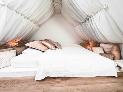 Cosy Christmas suite in shopping street