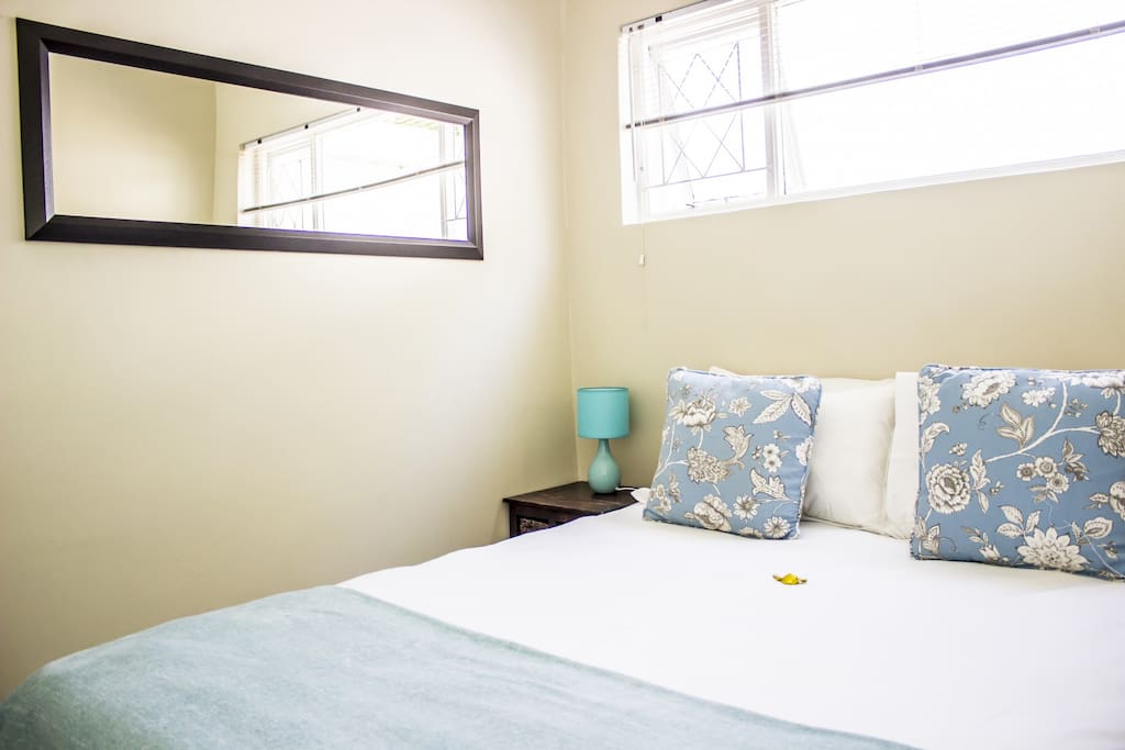 Standard Large Cottage - Queen Bed