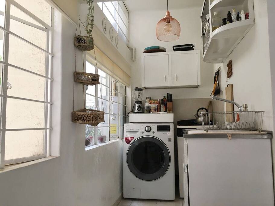 Cocina con lavadora y secadora