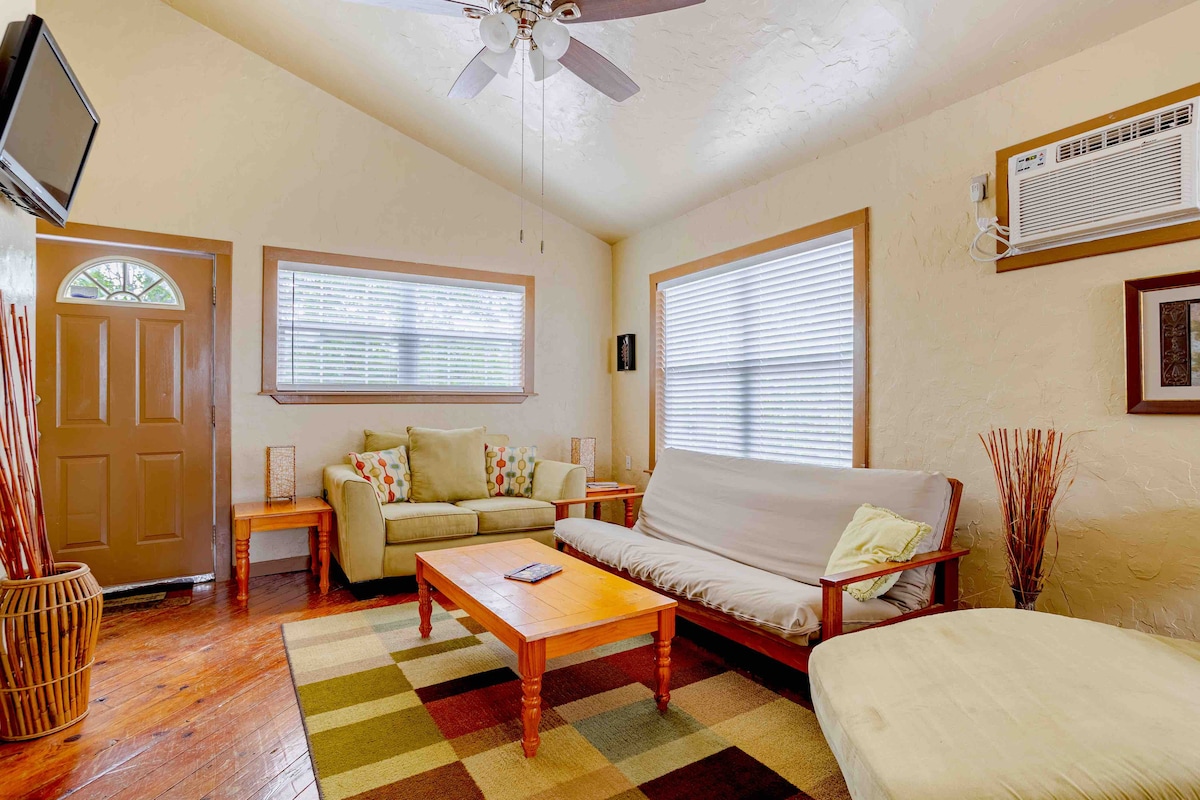 ห้องนั่งเล่นออโต้เฮาส์พร้อมฟูกและที่นั่งเล่น 