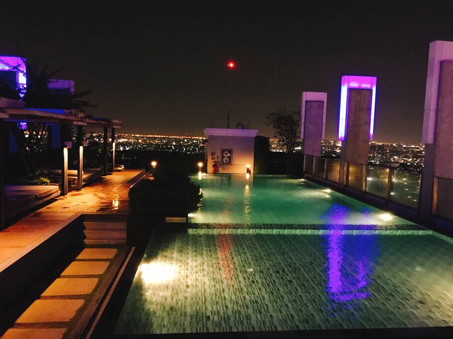 游泳池夜景
