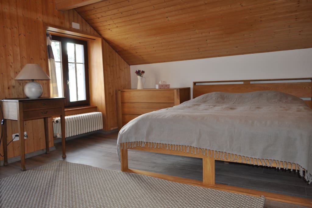 La pièce avec le lit double