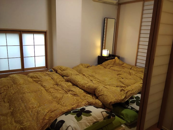 Als je een futon legt, wordt het een slaapkamer (2).Drie mensen kunnen slapen.
Futons om in de tatamikamer te slapen.