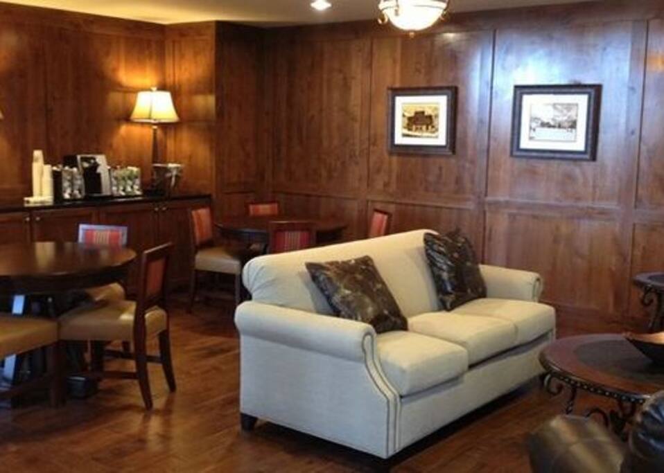 Sunrise Lodge lobby sitting area