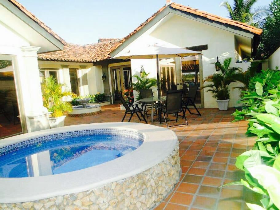 Piscina privada en el patio