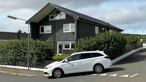 Ingi's Guesthouse #7. with a car