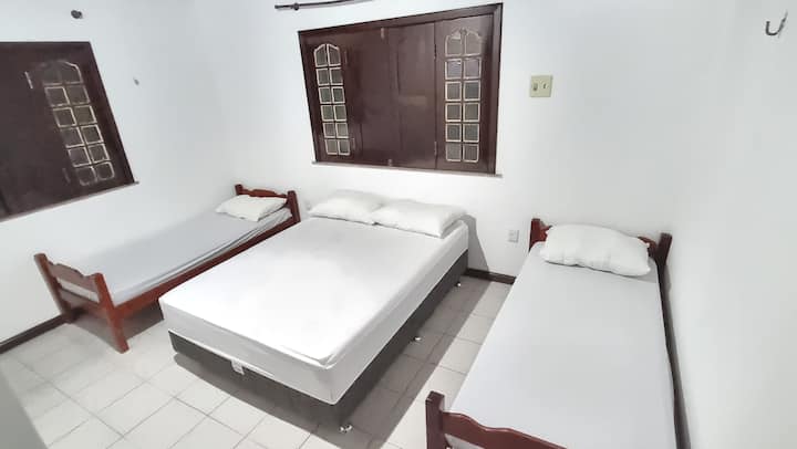 Dormitorio 3 (en suite): una cama de dos plazas y dos camas individuales. Planta superior.