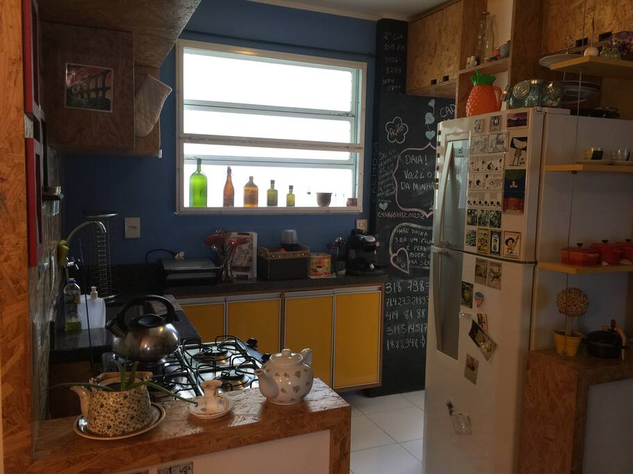 Cozinha americana equipada com eletrodomésticos e utensílios