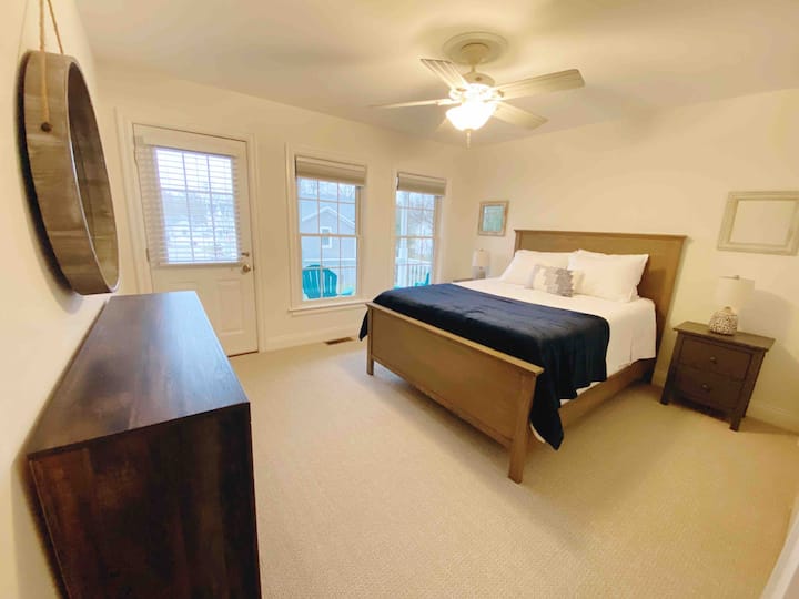 Chambre principale avec lit queen size et accès au balcon