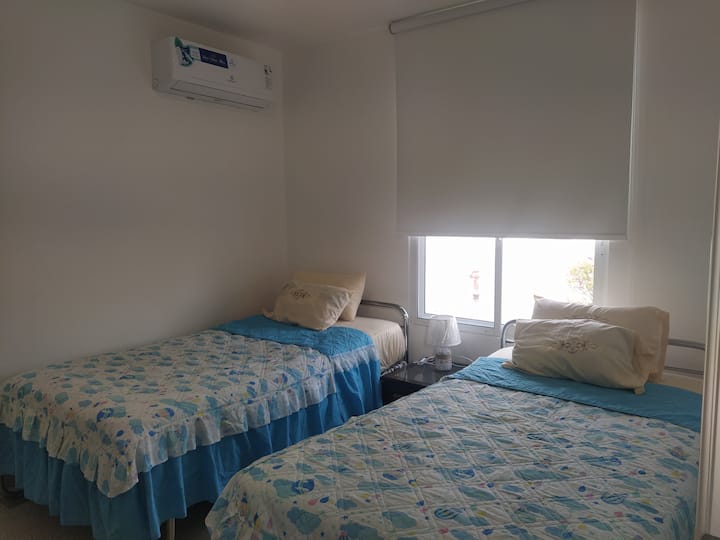 带两张床的卧室