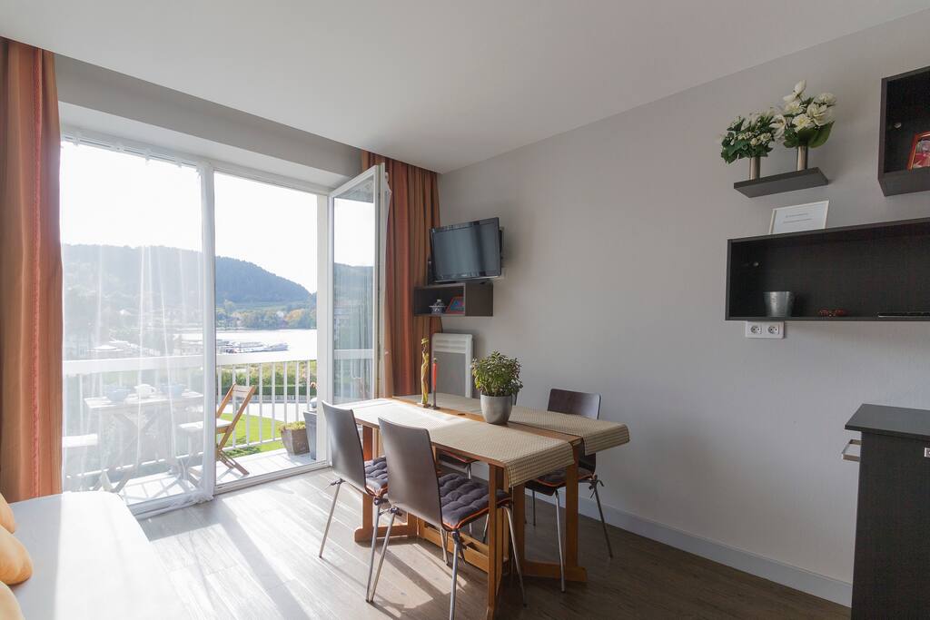 Ouverture sur grand balcon face au lac