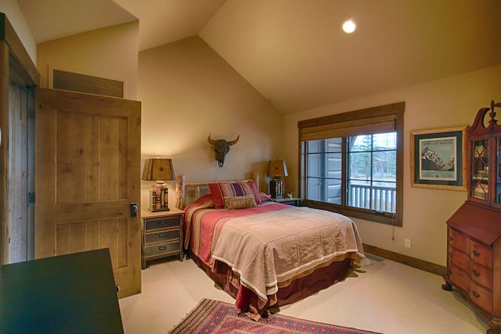 Guest bedroom