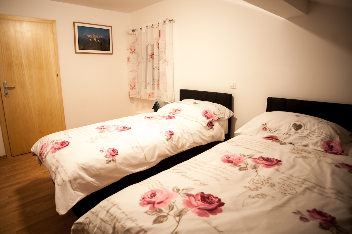 ניתן לחבר שתי מיטות טיילור (90x200 ס"מ) למיטה זוגית אחת (180x200 ס"מ)