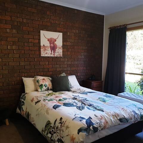 Stunning country style home, set on 1.5 acres of beautiful private gardens just minutes from Warrnambool’s best beaches. perfect for the whole family or a romantic couples retreat. gallery image 5