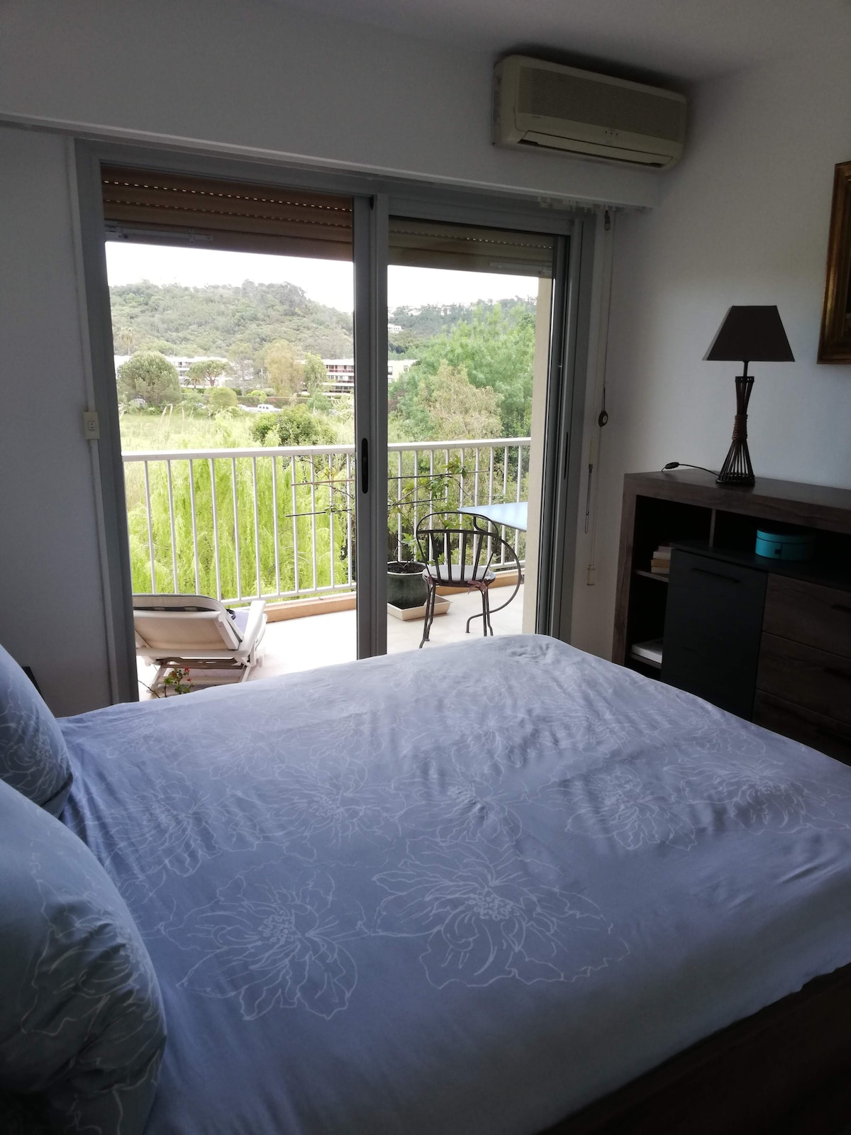 Спалня 160 см, с лице към палубата.
Обръщаем климатик, ролетна щора. Гардеробът е оставен за ваше ползване. Пендрия на входа.
LED покривки за легла, вградени в таблата.
Спяща гледка на терена.