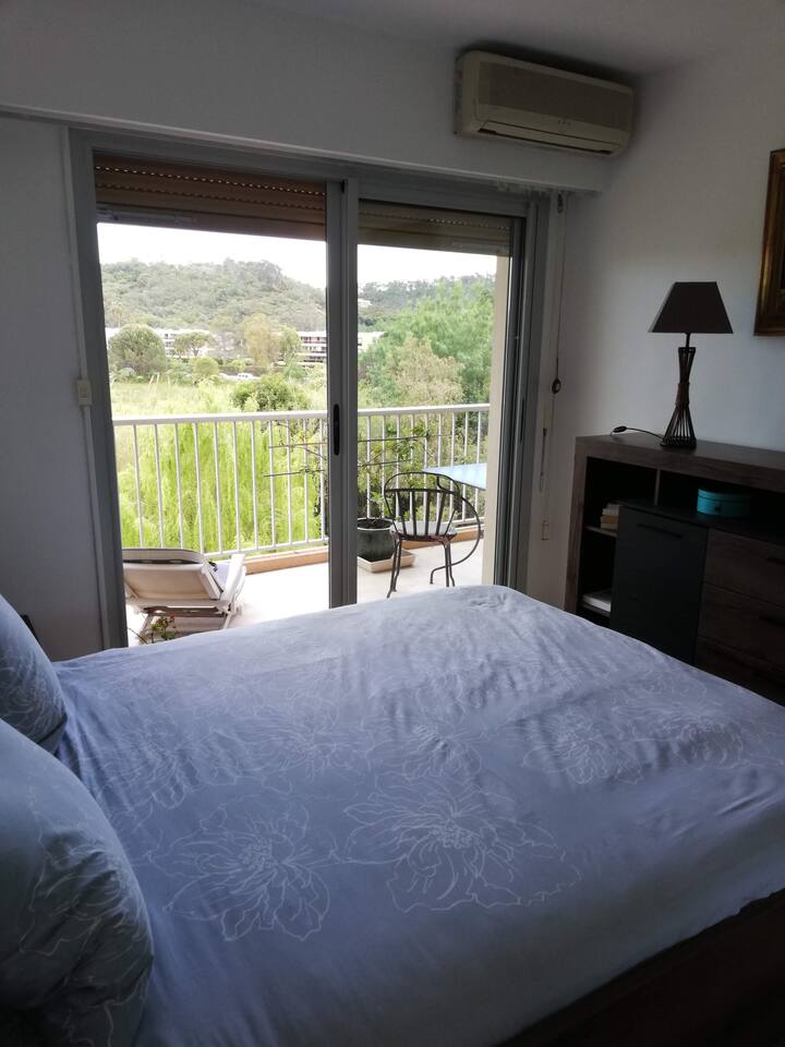 Kitanda cha chumba cha kulala sentimita 160, kinachoangalia mtaro.
Kiyoyozi kinachoweza kubadilishwa, roller shutter. Kabati la kujipambia limebaki kwa matumizi yako. Pendrie mlangoni.
Vyumba vya kulala vya In-jury vilivyojengwa ndani ya ubao wa kichwa.
Chumba cha kulala kinachoelekea uwanjani.