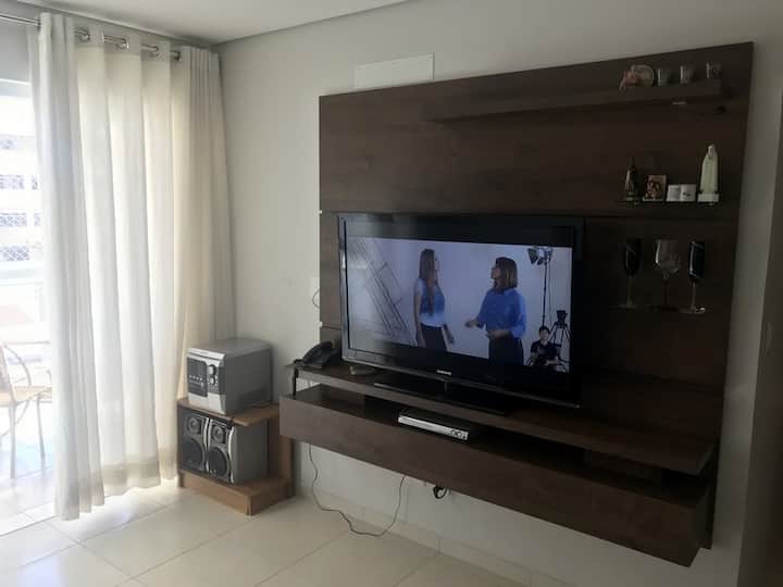 Sala com tv e som