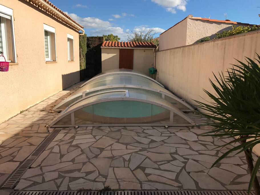 la piscine bien abritée du vent, est croyez moi, bien appréciable... Température de l'eau en moyenne 28°