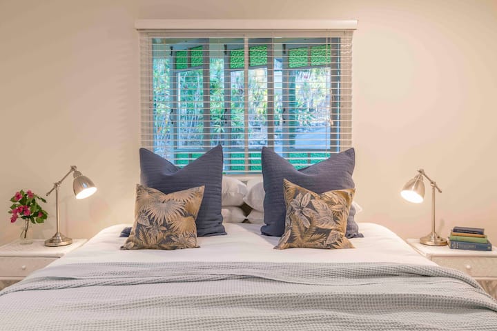 ห้องนอนหลักชั้นล่างมีระเบียง