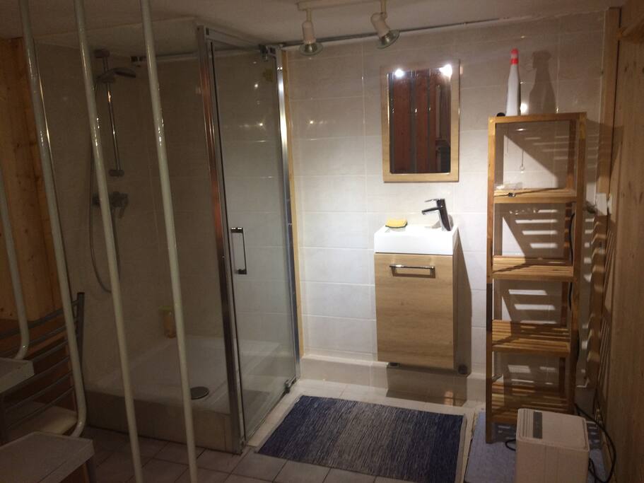 Douche et petit évier