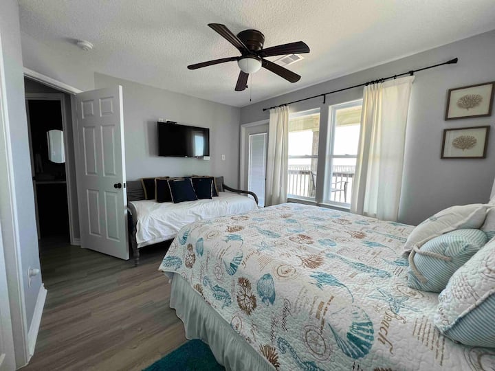 Manželská posteľ a denná posteľ, kúpeľňa je hneď vedľa izby. Balkón. 