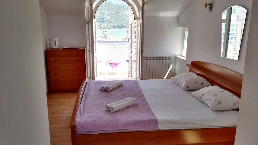 BEDROOM for 2 NEAR OLD TWN SEA VIEW